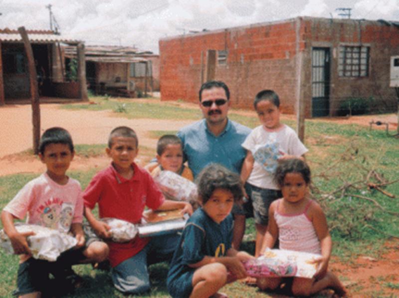 Doação de brinquedos e alimentos em orfanato de Araçatuba-SP
